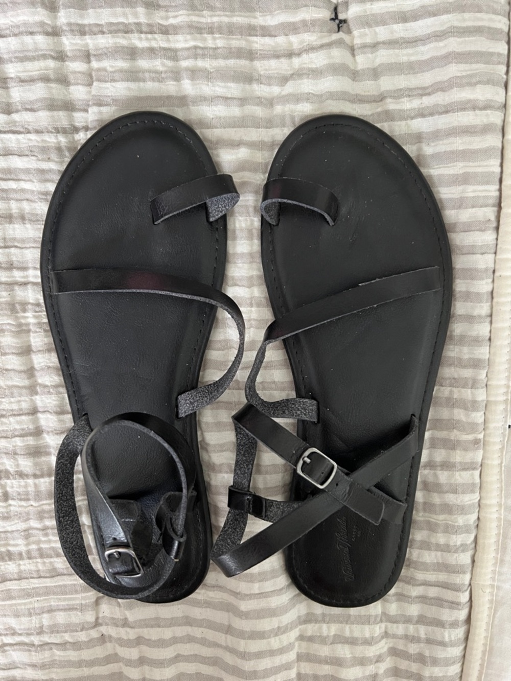Universal Thread Black Strappy Toe-Ring Sandals